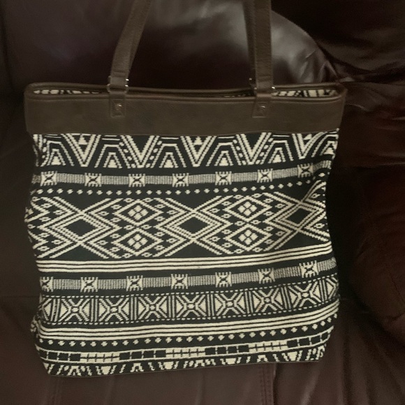 Thirty-One Reversible Tote in Rio Weave! Near New! - Picture 5 of 8